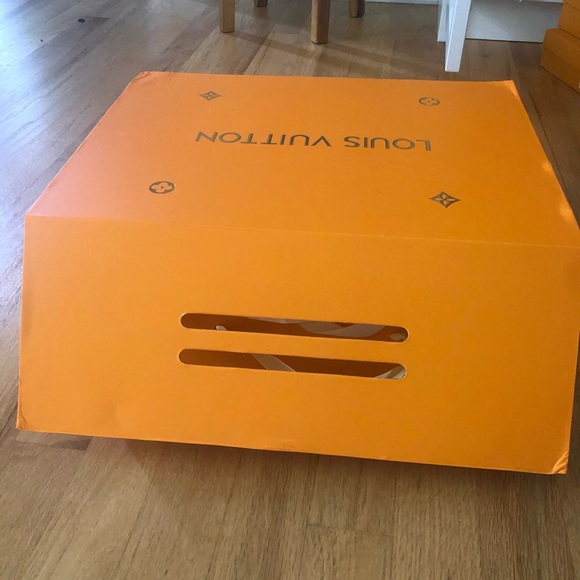 LV Holiday box - Picture 3 of 5